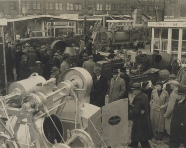 300319 Afbeelding van bezoekers aan de 40e Jaarbeurs (Vredenburg) te Utrecht bij de tentoongestelde machines op het ...